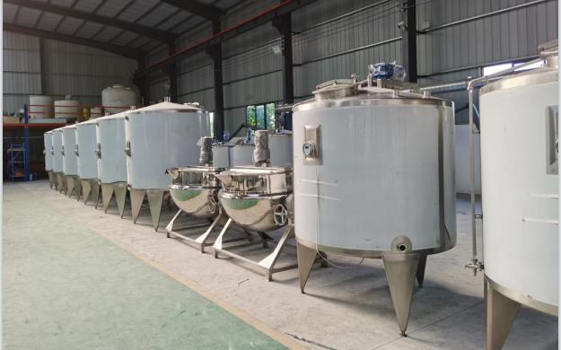 不銹鋼配料罐準備發貨_鄭州不銹鋼配料罐廠家_電加熱攪拌罐