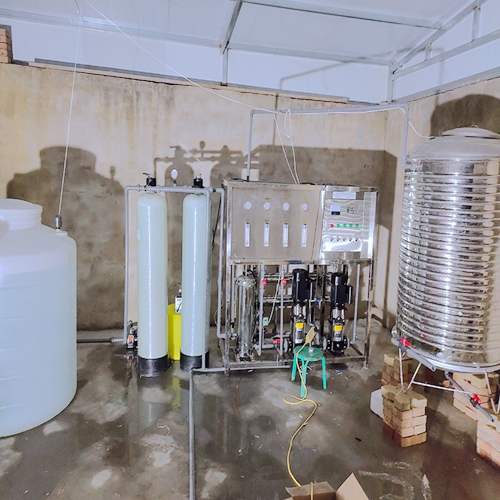 河南南陽新界涂料廠1噸雙級反滲透設備